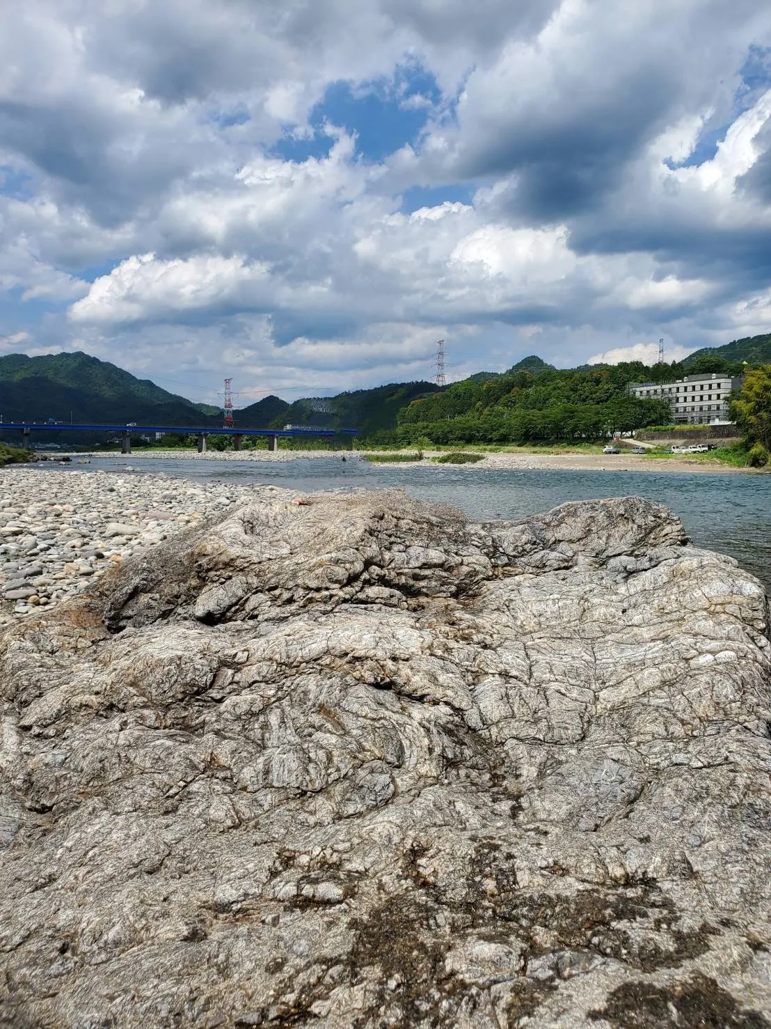 三重県の霊園での彫刻作業をご紹介